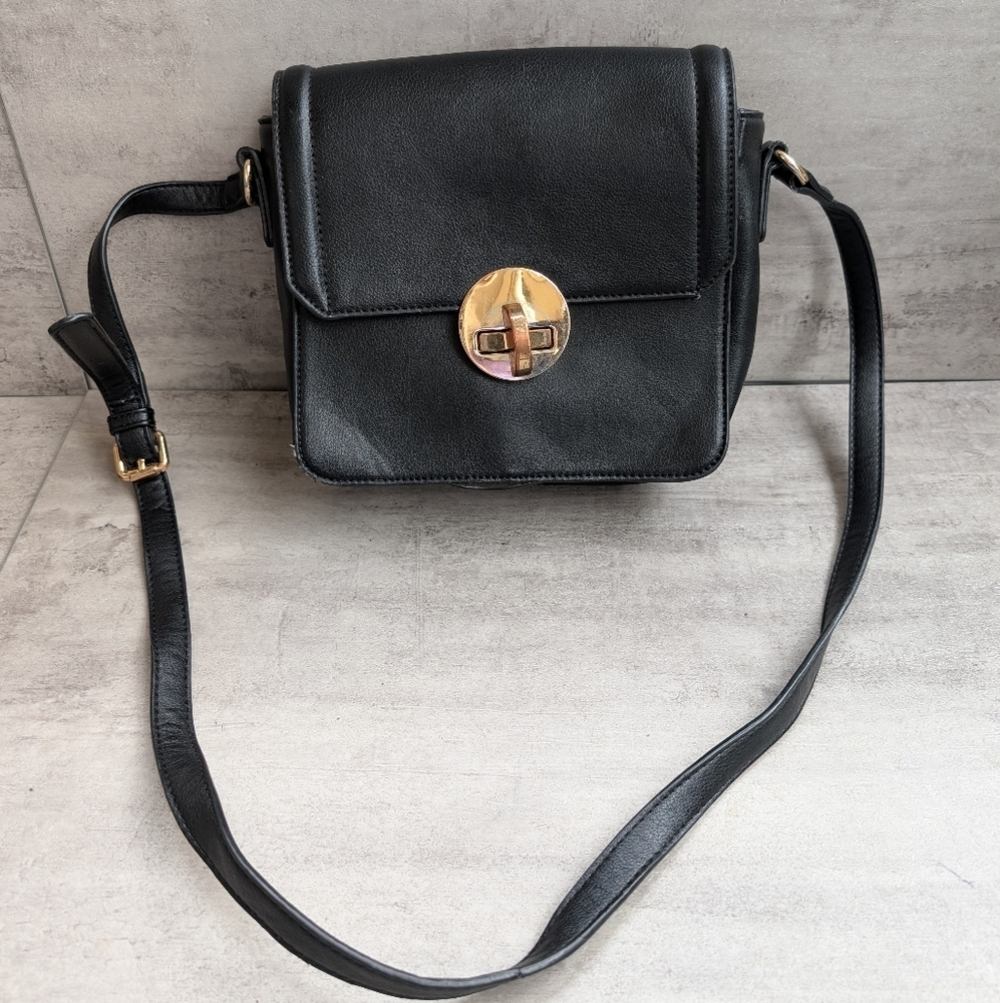 Stylish Unbranded Black Leather Crossbody Bag with Turn Lock Closure